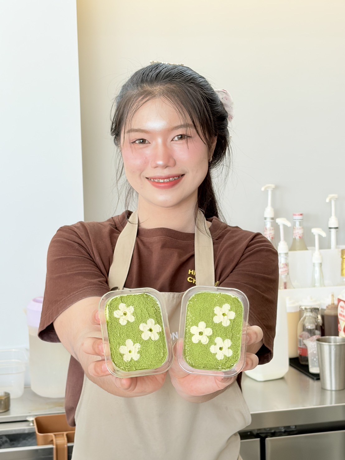 ทีมงานถือขนมมัทฉะ